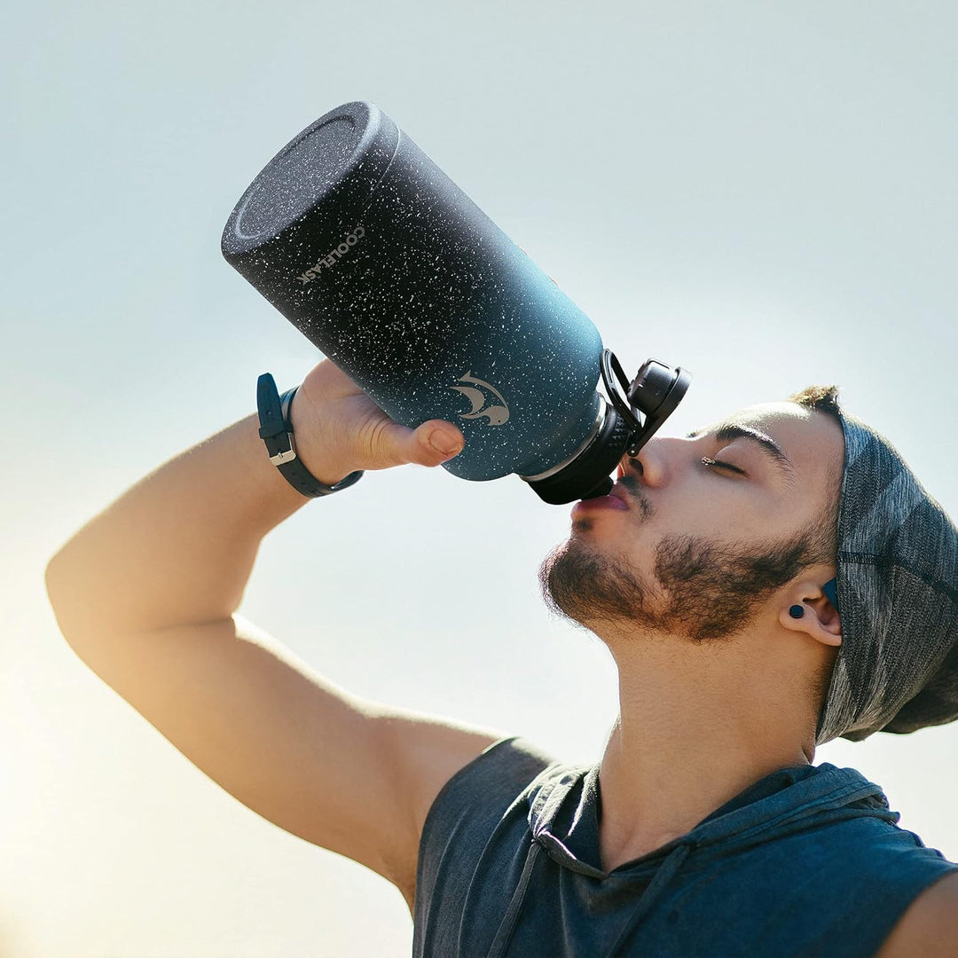 Coolflask Isolierte Wasserflasche 2L, Halbe Gallone Wasserkrug mit Strohhalm &amp; 3 Deckel, Grosse Isol