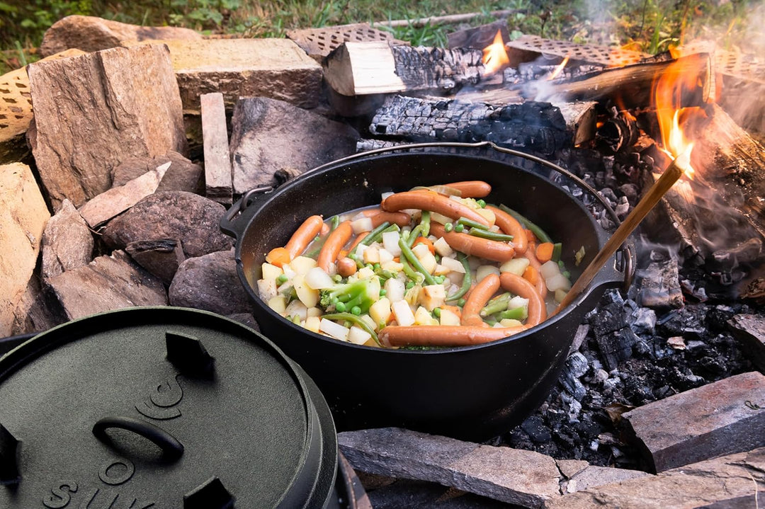 SOUK ONE Dutch Oven Set - Eingebrannter Gusstopf mit Füssen Feuertopf aus Gusseisen mit praktischem
