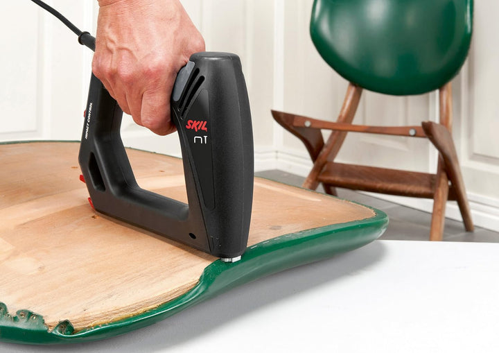 Skil 8200 AA Elektrotacker (mit Softgrip und Schlagkraftregulierung; Kapazität: 100 Klammern, 80 Näg