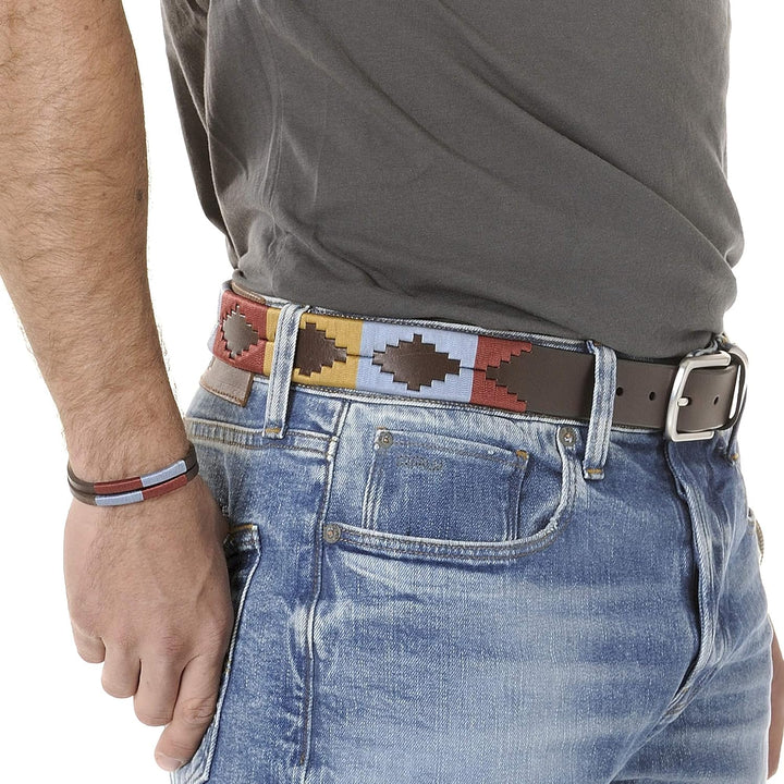 PELPE Argentinischer Ledergürtel mit passender Schnur und Lederarmband. Auf Leder gestickter Gürtel