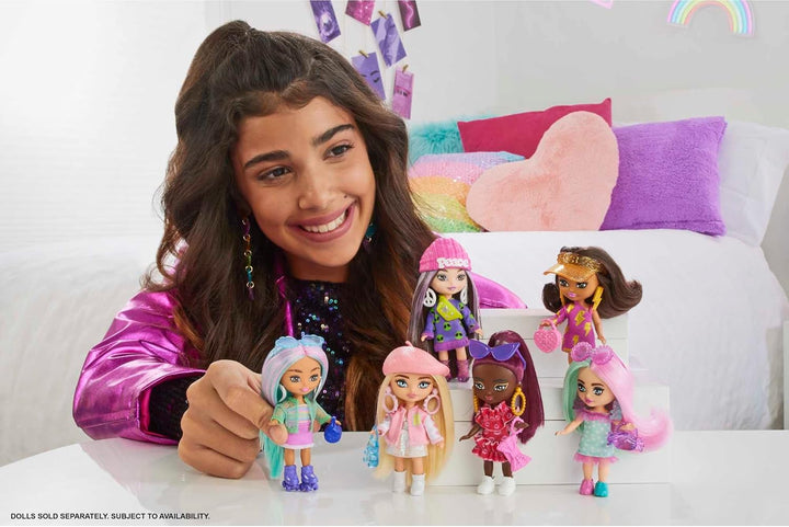 Barbie Extra Mini Minis, Extra Mini Minis Barbiepuppe mit blonden Haaren, rosa & weissem Outfit,Bask