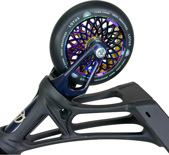 Root Industries Lotus Stunt-Scooter Rolle 110mm + Fantic26 Sticker (Neochrome/Pu Schwarz), Neochrome
