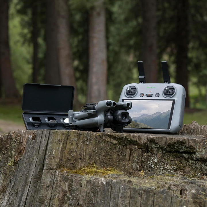DJI Mini 4 Pro Fly More Combo Bundle, faltbare mini-Drohne mit 4K HDR-Videokamera, 34 Minuten Flugze