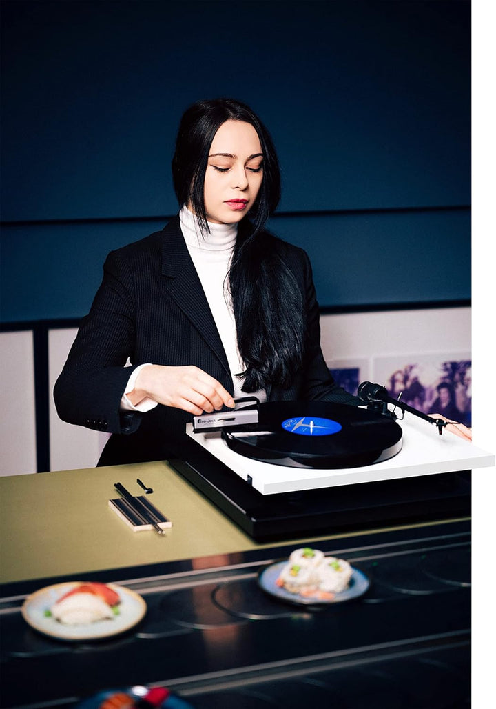 Pro-Ject E1 BT, Plug & Play Einsteiger Plattenspieler mit OM5e System, BT Sender, schaltbarer Phono