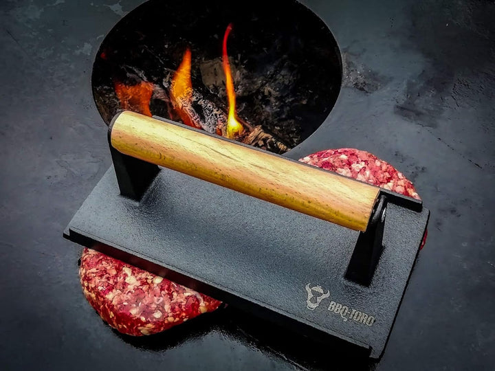 BBQ-Toro Edelstahl Wärmeglocke mit Gusseisen Fleischbeschwerer | Ø 31,5 cm | Burger Glocke mit Fleis