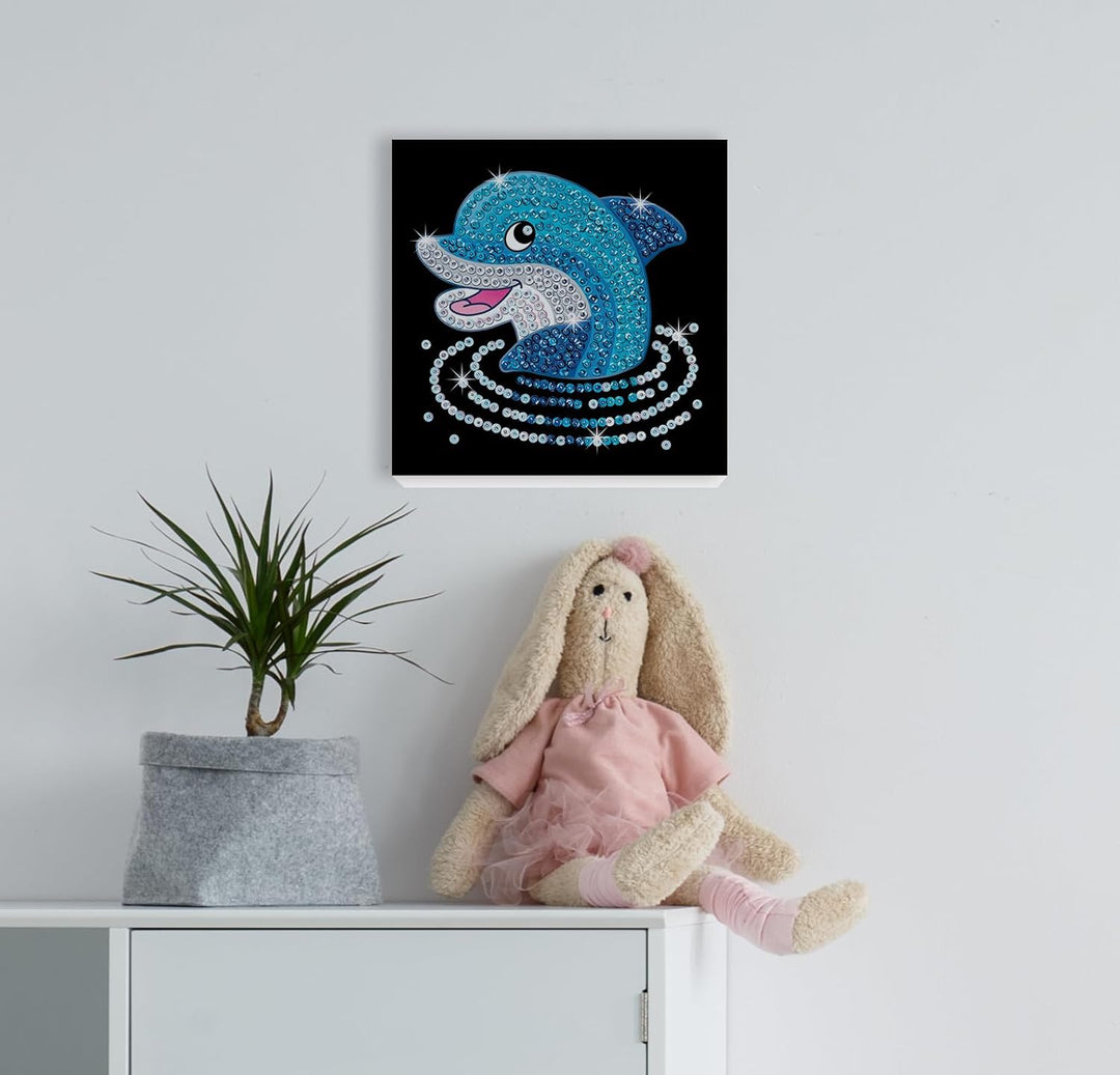 Kitfix - Sequin Art® 60 - Delfin - Paillettenbild für Kinder- 20 x 20cm - 60min Bastelprojekt - Bast