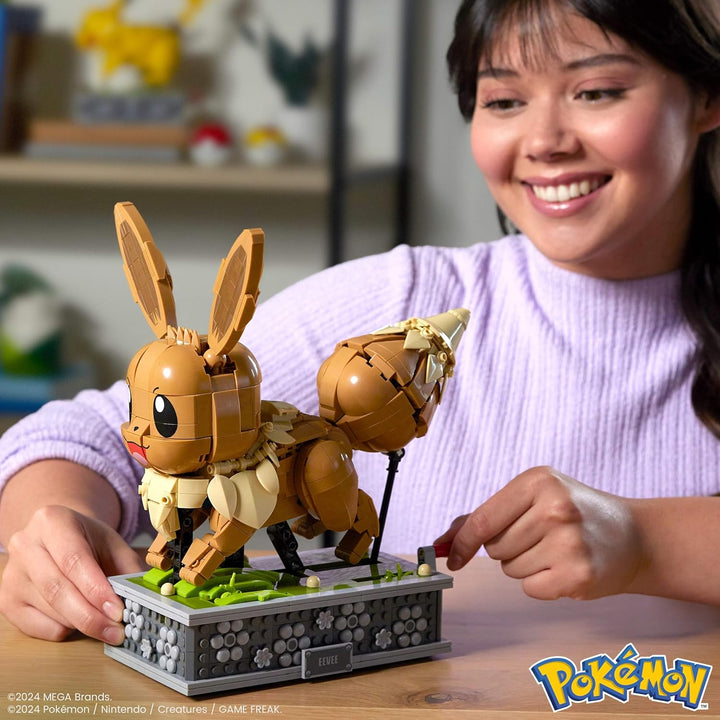 MEGA Pokémon Actionfigur-Bauset, bewegliches Evoli mit 1381 Teilen, zum Laufen an der Kurbel drehen,