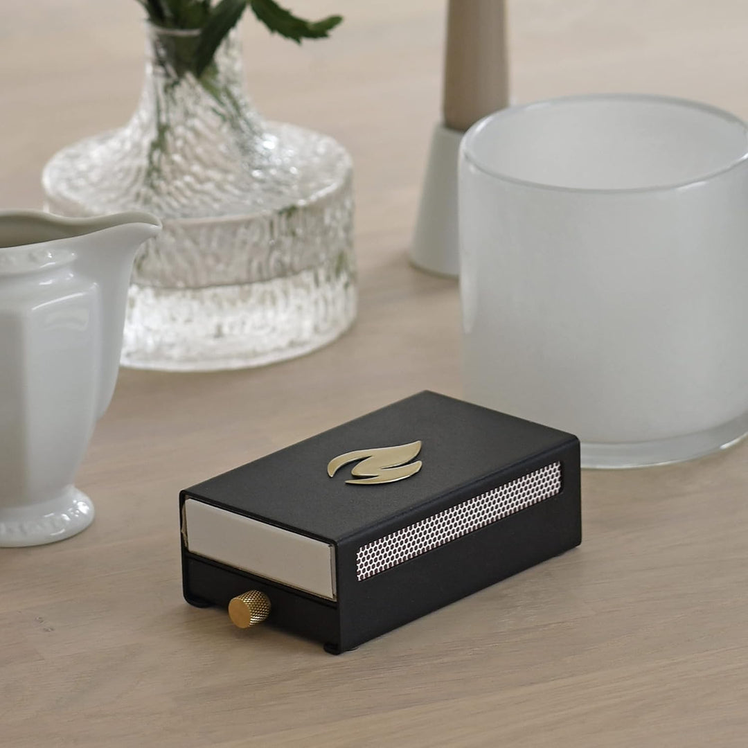 Nordic Flame Design Streichholzschachtel aus pulverbeschichtetem Stahl mit 50 Langen Streichhölzern