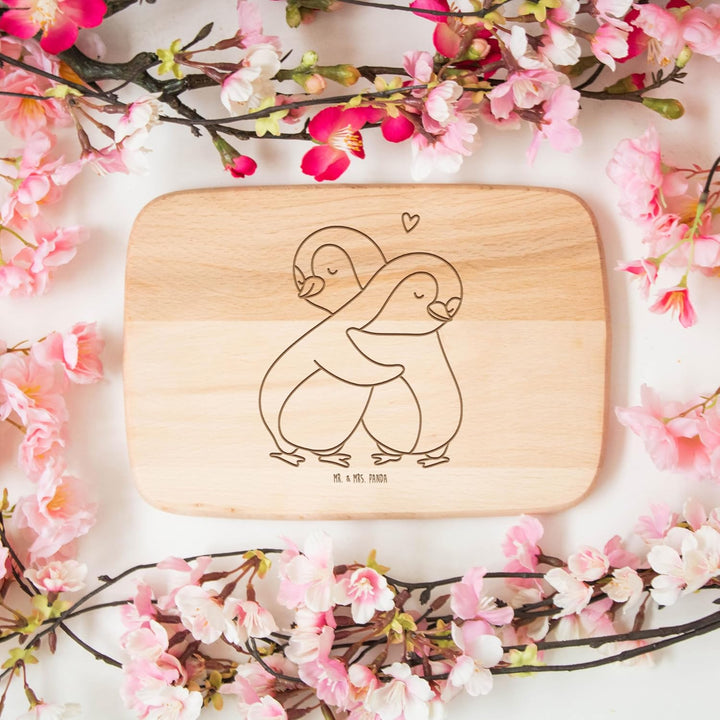 Mr. &amp; Mrs. Panda Holzbrett Pinguine Kuscheln - Geschenk, Valentinstag, Frühstücksbrett, Hochzeitstag