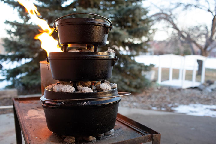SOUK ONE Dutch Oven Set - Eingebrannter Gusstopf mit Füssen Feuertopf aus Gusseisen mit praktischem