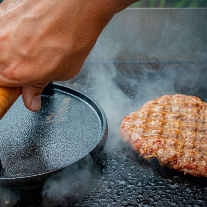 BBQ-Toro Edelstahl Wärmeglocke mit Gusseisen Fleischbeschwerer | Ø 31,5 cm | Burger Glocke mit Fleis