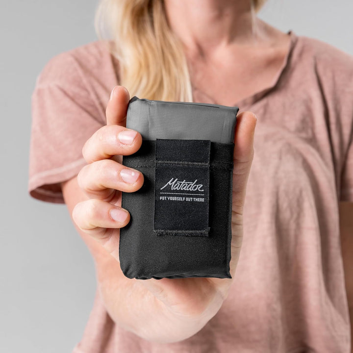 MATADOR Pocket Blanket 4,0 - Schwarz (Sitzplätze 2-4); Ultraleicht Picknickdecke mit Pflöcken; Faltb