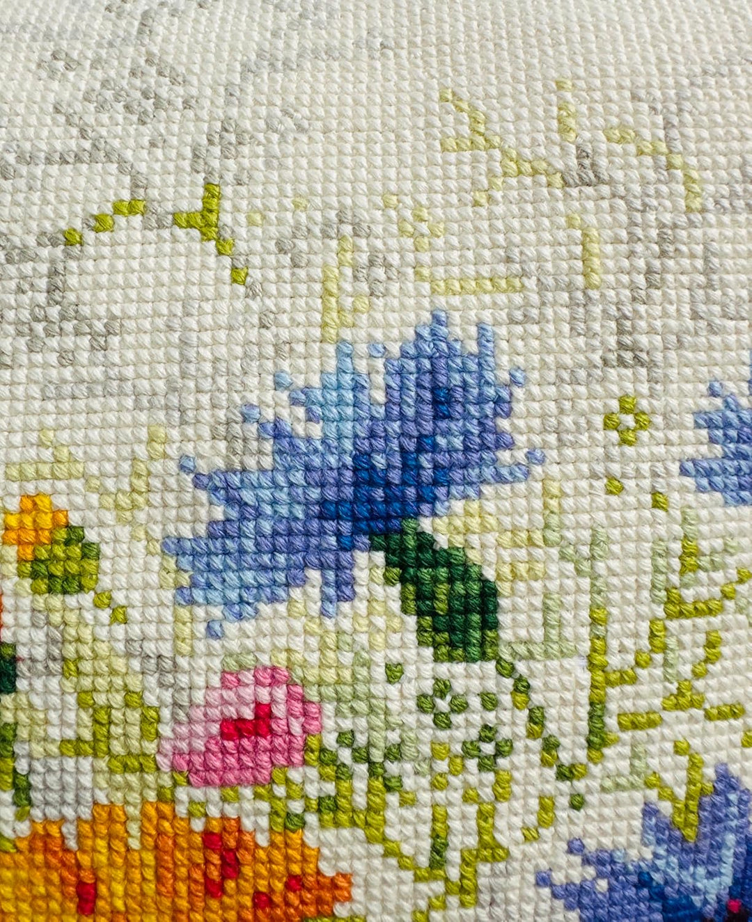 RIOLIS Stickpackung Stickbild oder Kissenplatte Blumen, gezählter Kreuzstich