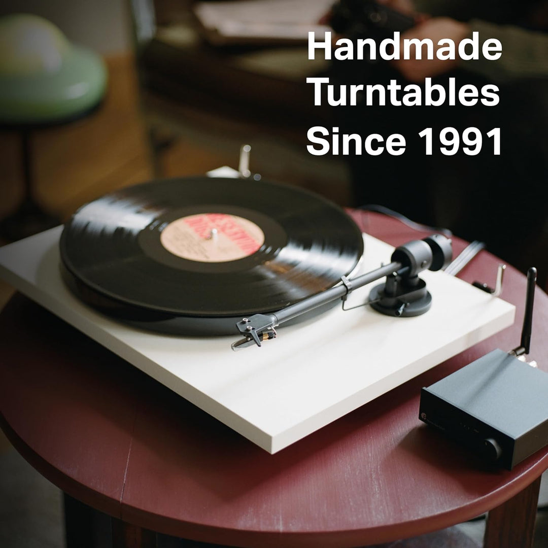 Pro-Ject E1 BT, Plug & Play Einsteiger Plattenspieler mit OM5e System, BT Sender, schaltbarer Phono
