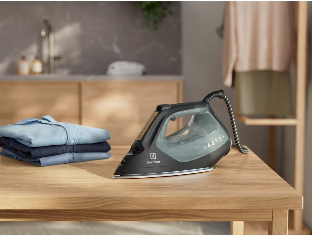Electrolux Renew 800 Dampfbügeleisen E8SI2-8OG mit Frontbeleuchtung und Dampftaste, kratzfeste Bügel
