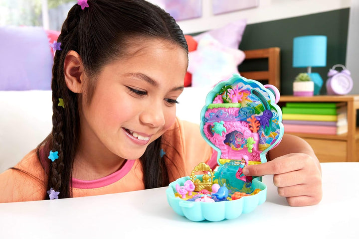 Polly Pocket Puppen und Spielset, Glitzerinsel-Schatulle, Reisespielzeug mit 1 Mini-Meerjungfrauenpu