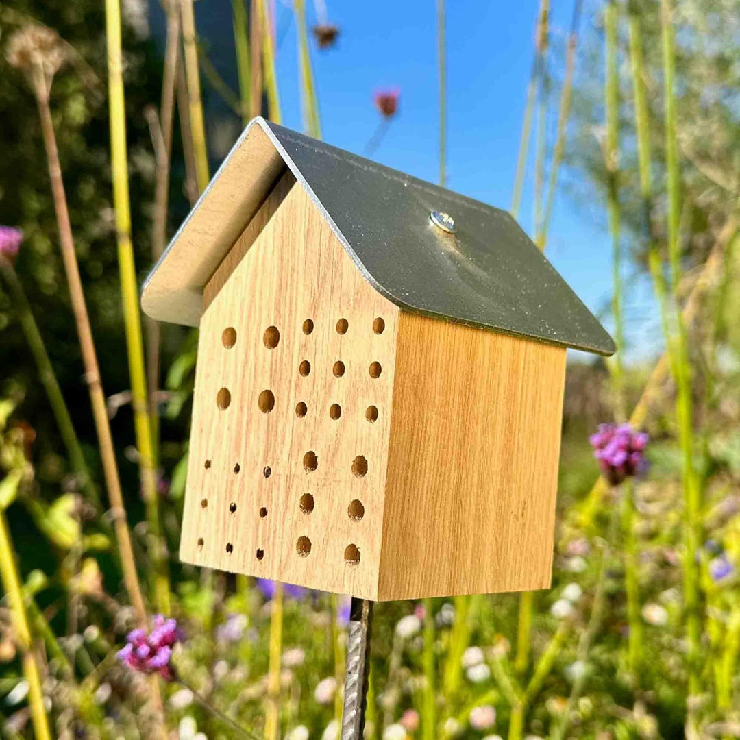 GARTENETAGE Wildbienenhotel mit Metalldach/Naturbelassenes, massives Insektenhaus & Bienenhotel/Nist