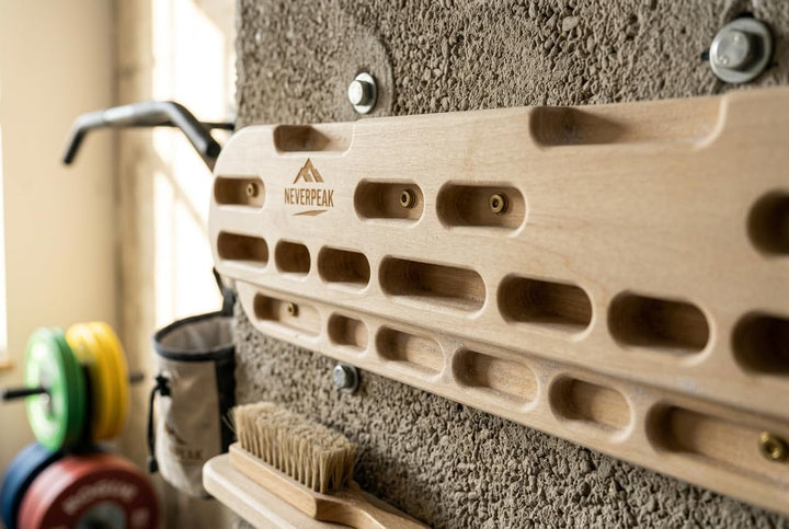 NEVERPEAK Hangboard aus Holz – Trainingsboard für Kletterer & Boulderer • Fingerkraft & Griffkraft v