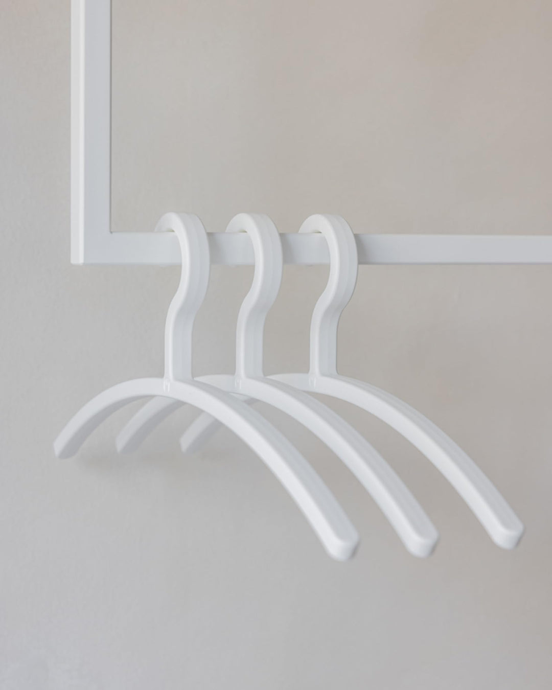 Metallbude Kleiderbügel FAY - 3er Set Weiss - Bügel Kunststoff - Modernes & Platzsparendes Design -