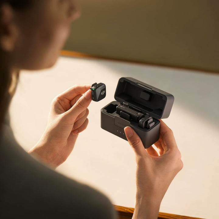 DJI Mic Mini (2 Sender + 1 Empfänger + Ladeschale), Ultraleicht, Detailreicher Audio, 48 Std. Nutzun