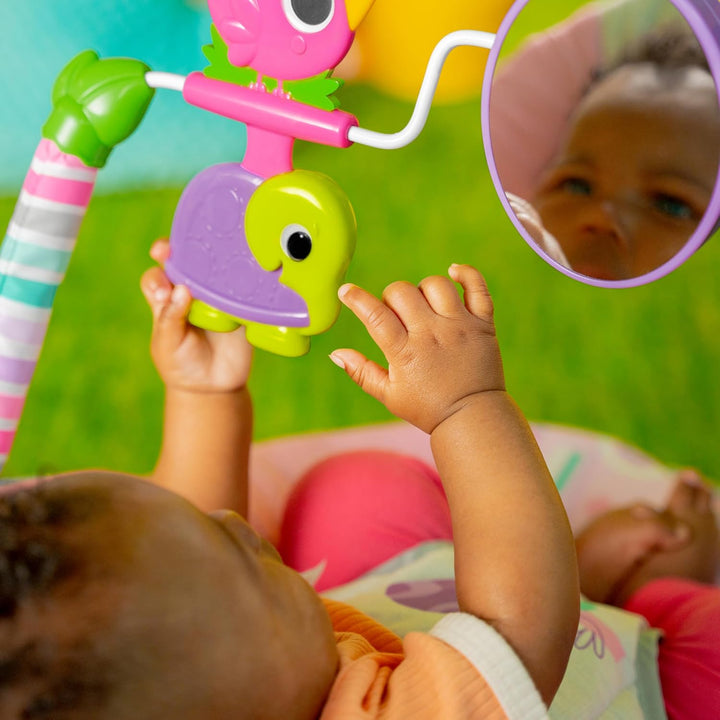Bright Starts, Pink Paradise Tragbare Babywippe Babyschaukel mit vibrierendem Sitz und Spielzeugstan