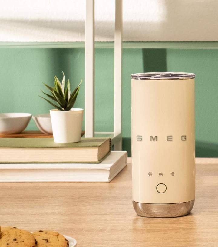 Smeg, MFF02RDEU Elektrischer Milchaufschäumer, 3 Getränkefunktionen, abnehmbarer Schneebesen, Antiha