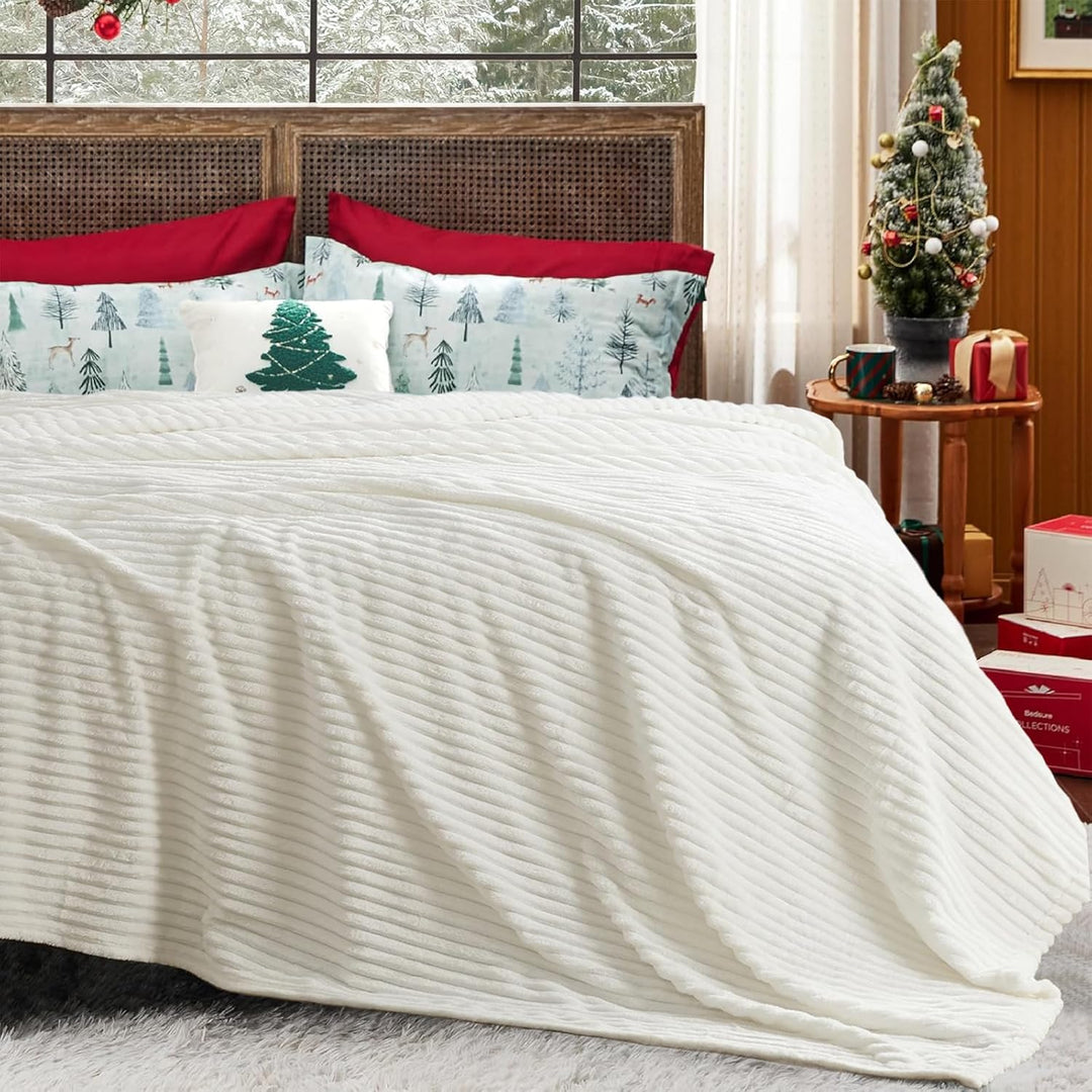 QOFLY Soft Kuscheldecke weiss 150x200 cm Geschenkverpackung Hochwertige, Flauschige Fleecedecke als