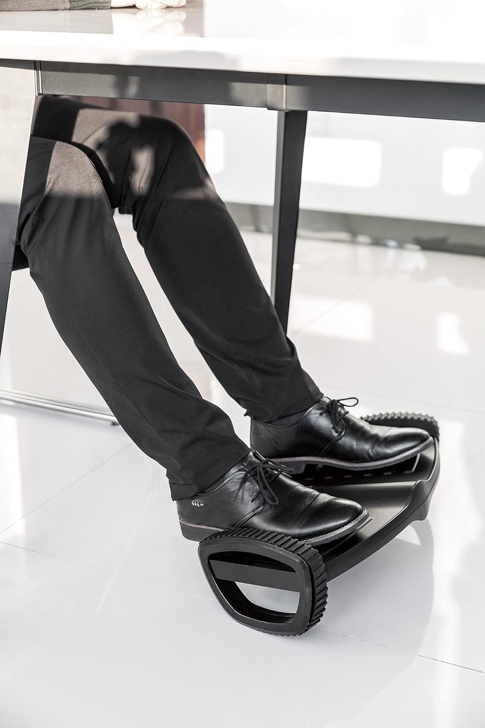Manhattan 462181 Ergonomische Fussstütze mit Schwingfunktion, Schwarz