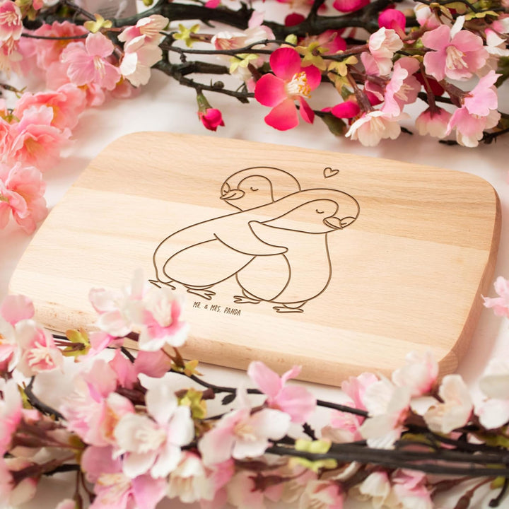 Mr. &amp; Mrs. Panda Holzbrett Pinguine Kuscheln - Geschenk, Valentinstag, Frühstücksbrett, Hochzeitstag