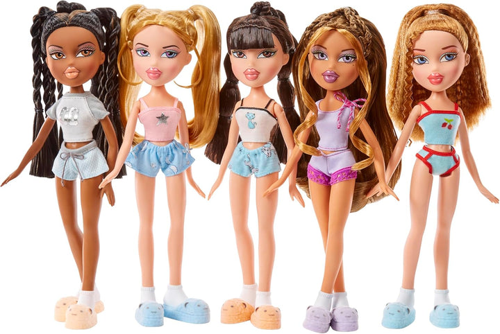 Bratz Slumber Party - Yasmin Modepuppe - Mit 2 Pyjama-Garnituren, Plüschtier und Accessoires - Für K