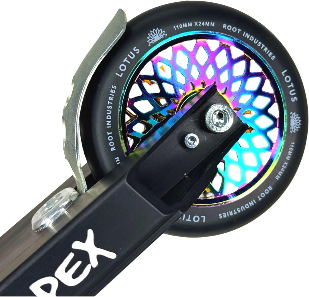 Root Industries Lotus Stunt-Scooter Rolle 110mm + Fantic26 Sticker (Neochrome/Pu Schwarz), Neochrome