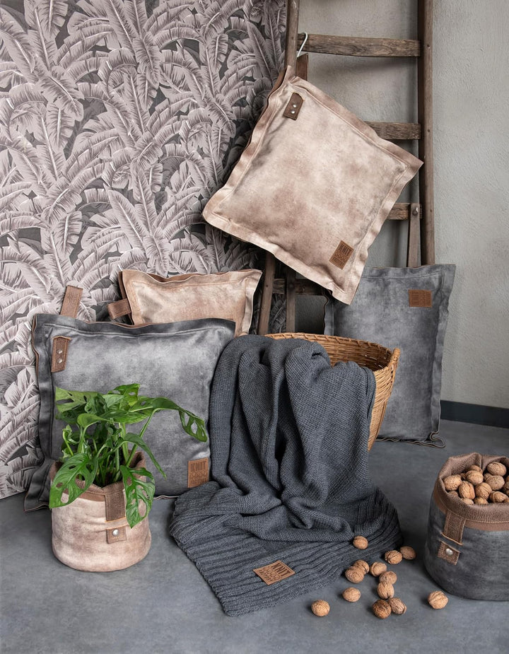 KNIT FACTORY - DAX Kissen - Luxuriöses und samtweiches Dekokissen - Sofakissen - 60x40 - Jeans 60x40