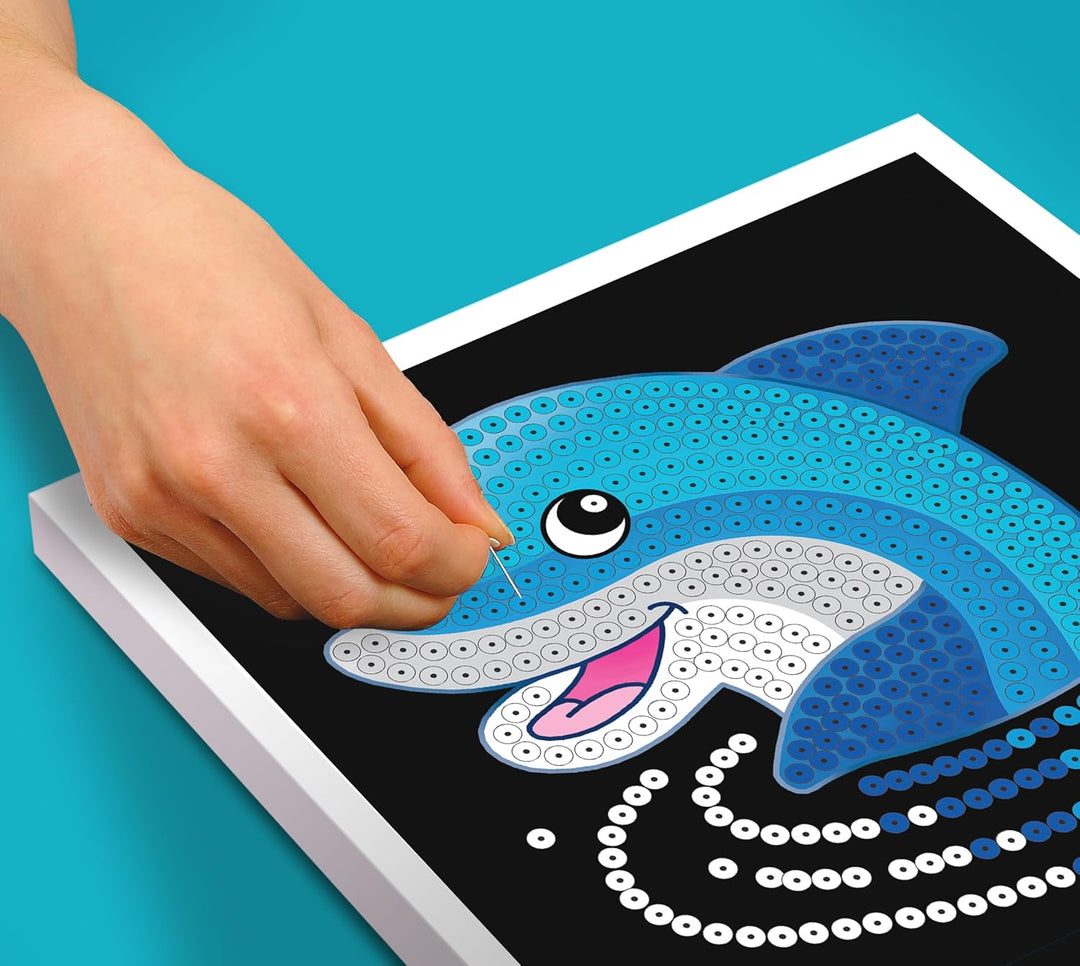 Kitfix - Sequin Art® 60 - Delfin - Paillettenbild für Kinder- 20 x 20cm - 60min Bastelprojekt - Bast