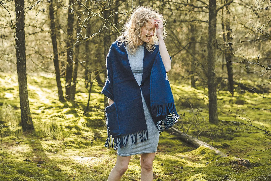 Damen Schal Schultertuch aus 100% Wolle mit Taschen - Poncho Stola 65x180cm + Fransen Tuch &amp; Umschla