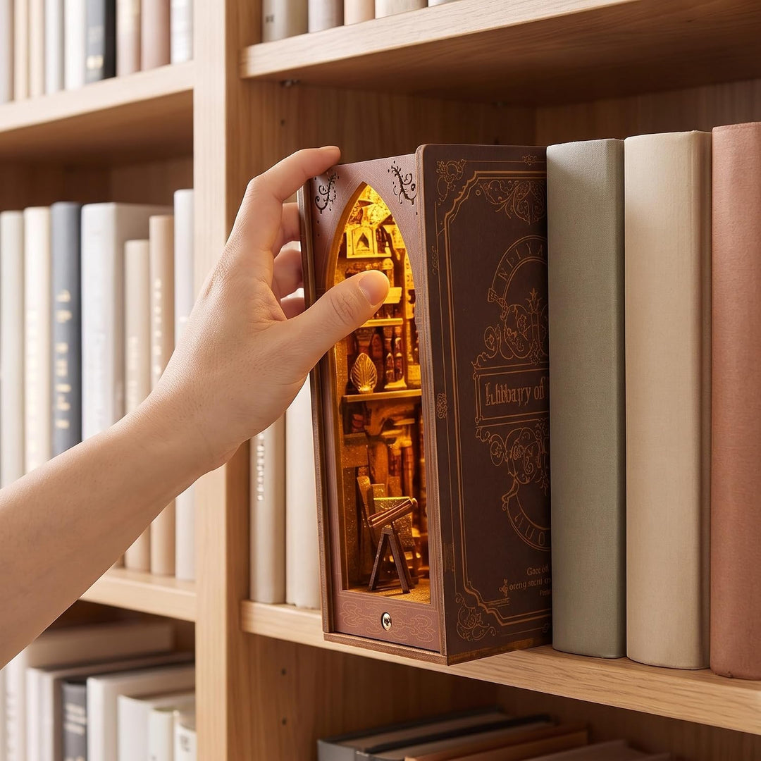 suruim Book Nook Kit-DIY Puppenhaus Holz Haus, 3D Holzpuzzle Bücherecke Bücherregaleinsatz mit Senso
