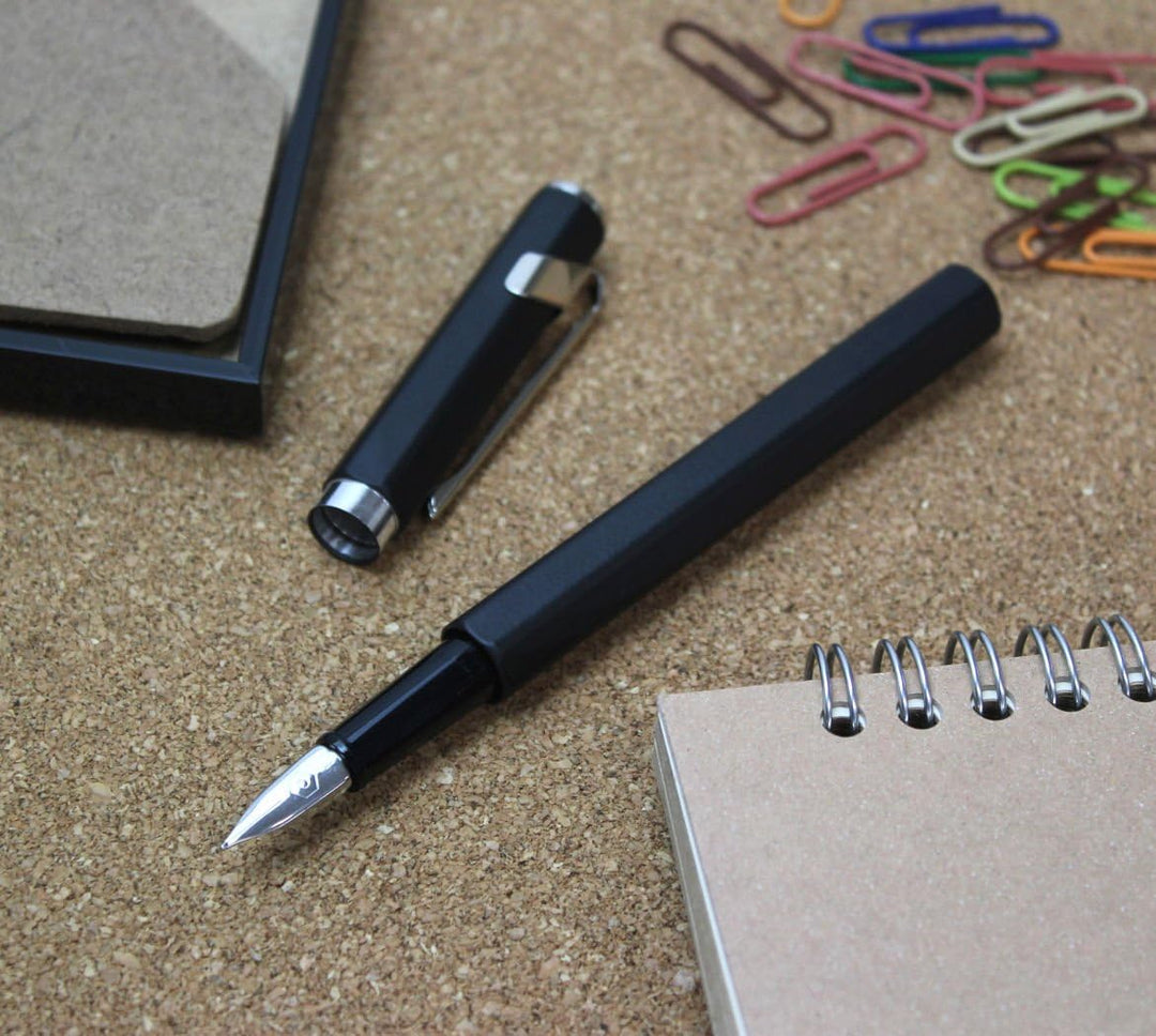 Caran d´Ache 0840.009 Füllhalter Classic Line Schwarz, 1 Stück (1er Pack), Schwarz