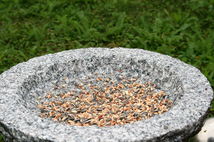 Gebrüder Lomprich Vogelbad aus Granit mit Fuss (1 Steinvogel am Rand sitzend)