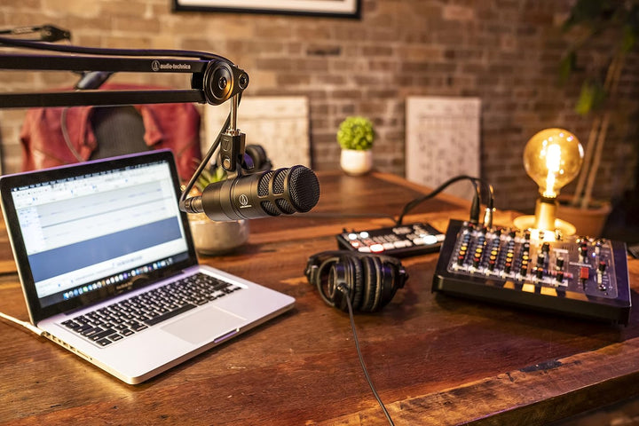 Audio-Technica AT2040 Dynamisches Podcast-Mikrofon mit Hypernierencharakteristik, schwarz & Stagg 3M