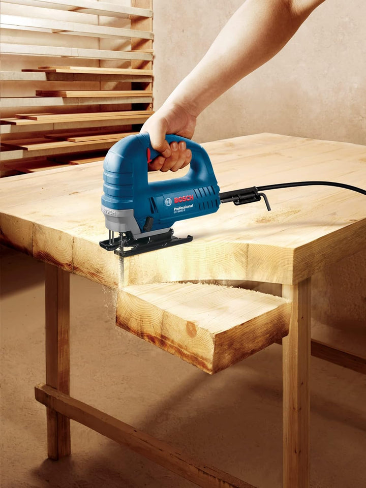 Bosch Professional Stichsäge GST 8000 E (inklusive 1x Sägeblatt T144 D, Spanreissschutz, im Karton),