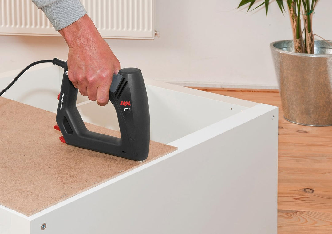 Skil 8200 AA Elektrotacker (mit Softgrip und Schlagkraftregulierung; Kapazität: 100 Klammern, 80 Näg