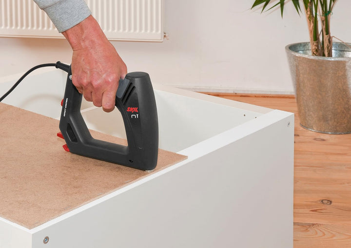 Skil 8200 AA Elektrotacker (mit Softgrip und Schlagkraftregulierung; Kapazität: 100 Klammern, 80 Näg