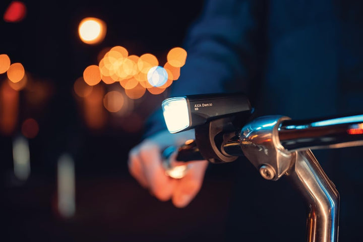 AXA Fahrradlicht Dwn Front 30 Lux – USB Aufladbar – 11 Stunden Leuchtdauer – Batterieanzeige – StVZO