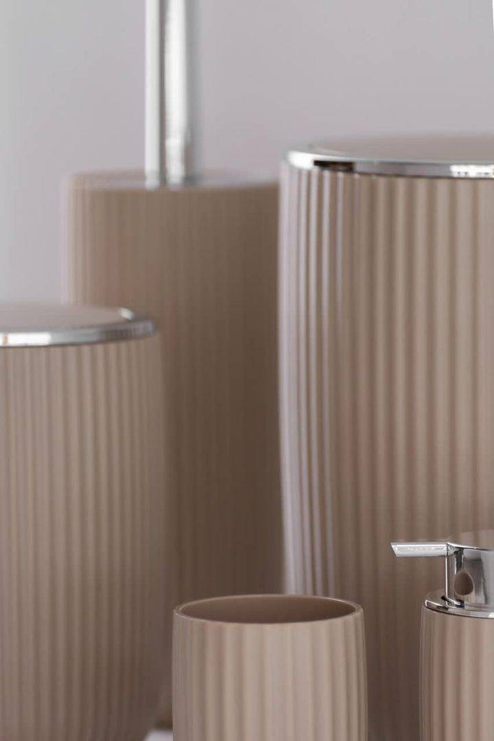 WENKO Schwingdeckeleimer Mod. Agropoli L Beige, 5,5 Liter, Badezimmer-Mülleimer mit Deckel, Abfallei