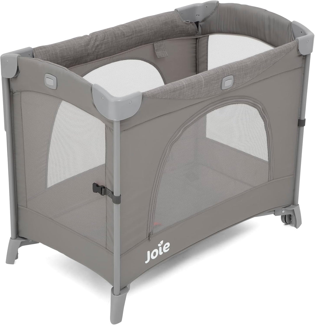 Joie Kubbie™ Sleep Reisebett, 2-in-1 Beistellbett, absenkbare Seite, herausnehmbarer Einsatz, kompak