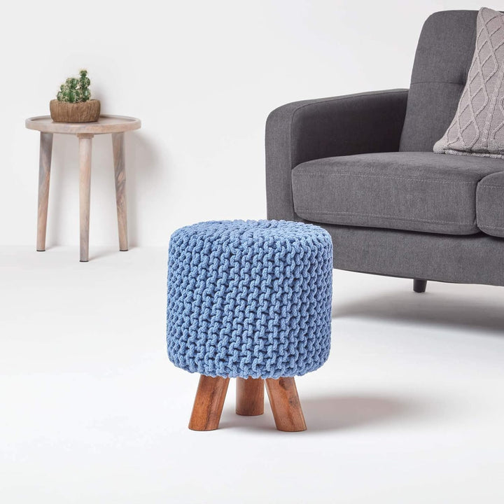 Homescapes Kleiner runder Strick Sitzhocker mit Holzbeinen, Blauer Fusshocker 32 x 32 x 42 cm, Stric