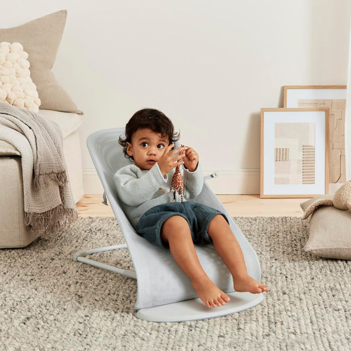 BabyBjörn Babywippe Balance Soft, Hellgrauer Rahmen, Netzstoff, Silber/Weiss