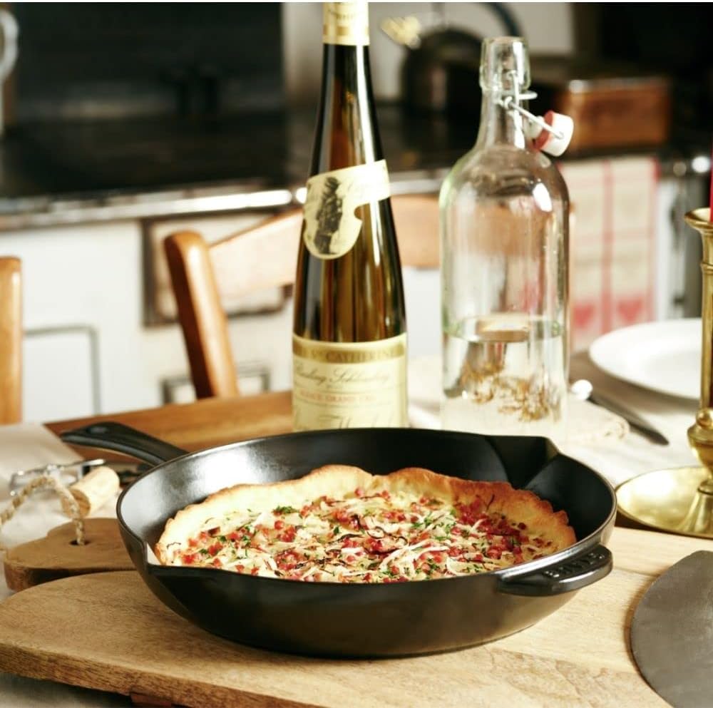 STAUB Bratpfanne aus Gusseisen, 26 cm, mit Ausgiesser, für alle Herdarten geeignet, Schwarz, 48.2 x