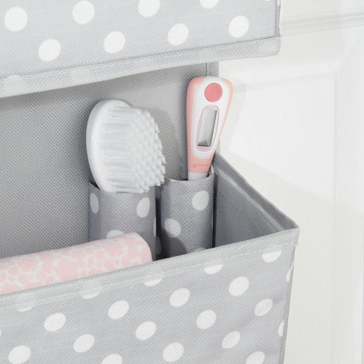 mDesign Kleiderschrank aus Stoff mit 3 Körben – Hängeaufbewahrung aus Kunstfaser für Kleidung und Ac