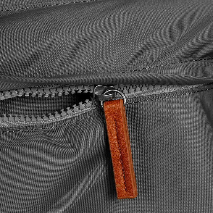 Roka London Kennington Sustainable Crossbody, graphit