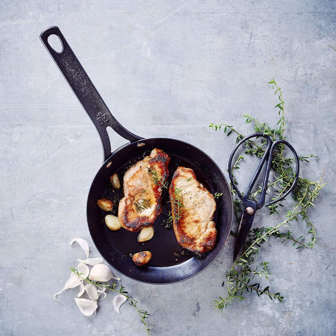 BK Black Steel Vorgewürzte 20cm Bratpfanne aus Kohlenstoffstahl, Geeignet für Induktion, Backofen un
